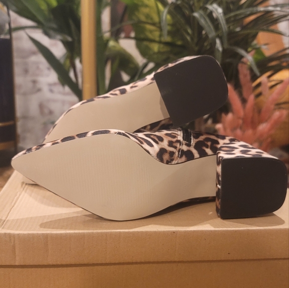 Steve Madden Leo Velvet Booties, Size 5.5, Leopard - Picture 2 of 5